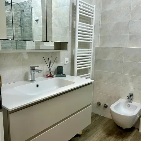 Spacious & Stylish - Partial View Апартаменти