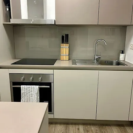 Spacious & Stylish - Partial View Апартаменти